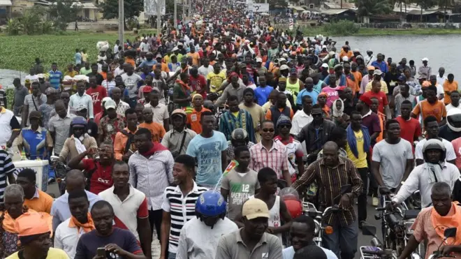 Une marche de l'opposition en septembre 2017 pour exiger la constitution de 1992.