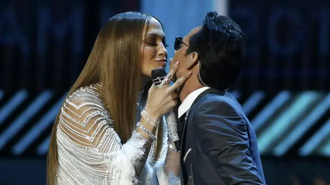 Marc Anthony recibió el premio a la persona del año de la mano de su exmujer, la cantante Jennifer López.