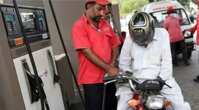 پاکستان کې د پېټرولو بیه بیا لوړه شوې