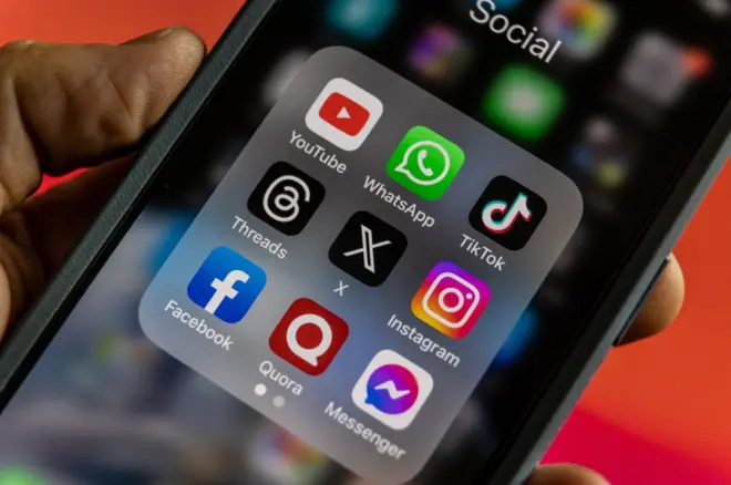 هاتف محمول يحتوي تطبيقات مواقع التواصل