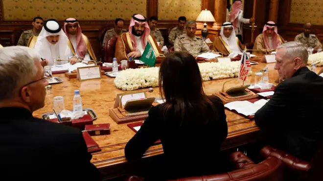 جيم ماتيس وزير الدفاع الأمريكي خلال اجتماعه بالقادة السعوديين