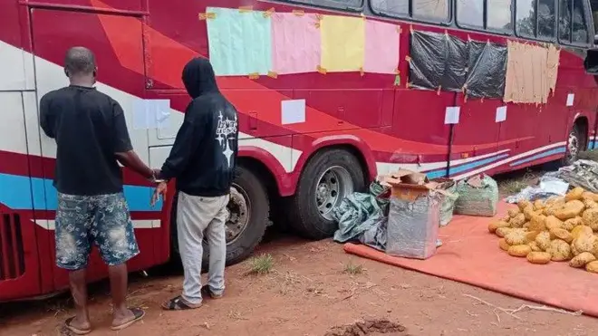 Ọkọ akero naa, awọn tọwọ ba atawọn nnkan ti wọn ba ninu ọkọ