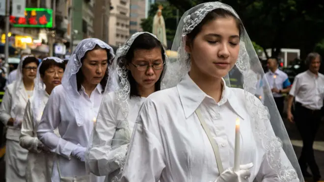 澳門街頭戴上頭紗的女性羅馬天主教信徒參與花地瑪聖母聖像出遊(13/5/2023)