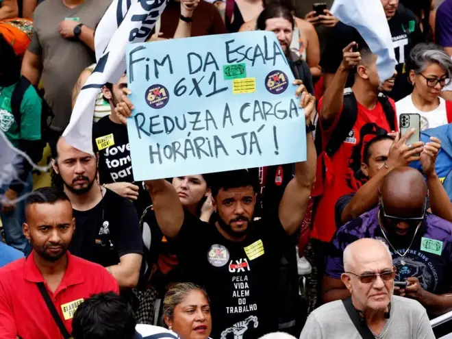 Manifestantes em protesto pelo fim da jornada de trabalho 6 x 1, na Cinelândia, Rio de Janeiro, em 15 de novembro de 2024