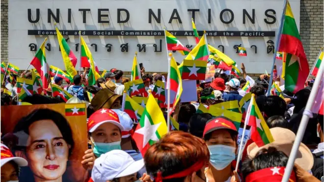 ชาวเมียนมาในไทยชุมนุมต่อต้านรัฐประหารหน้าสำนักงานสหประชาติในไทย ถ.ราชดำเนิน เมื่อ 7 มี.ค.