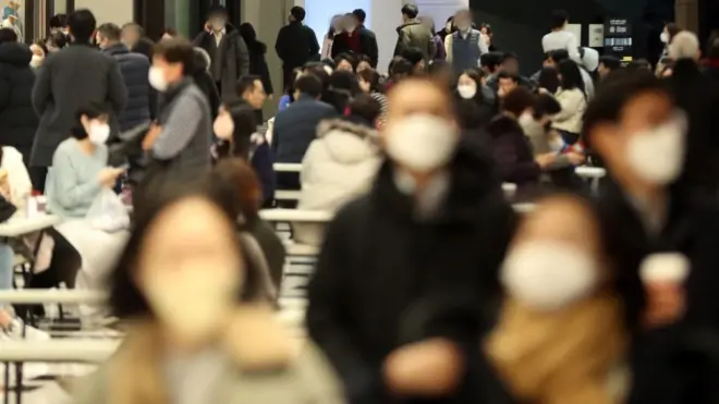 2023년 1월 19일 서울 시내 한 대형쇼핑몰에서 고객들이 발걸음을 옮기고 있다