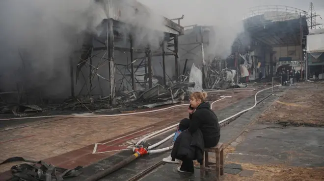 Продавчиня сидить на місці ринку Барабашово, що постраждав від удару російського безпілотника Харків, Україна, 6 травня 2025 року