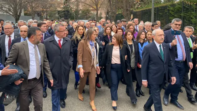 CHP Genel Başkanı Kemal Kılıçdaroğlu partinin yöneticileri ve milletvekilleriyle Adalet Bakanlığı'na yürüdü 