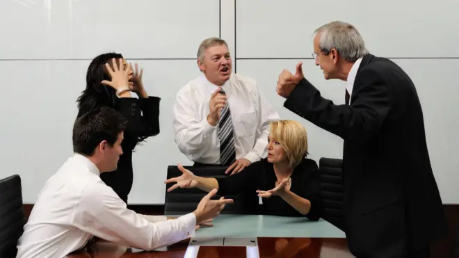 Люди сперечаються