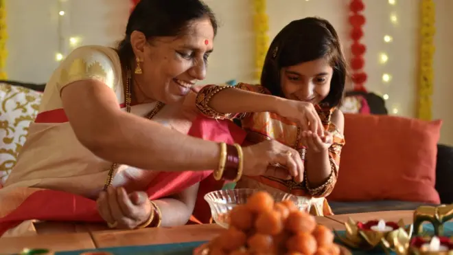 جدة تساعد حفيدتها على تحضير الطعام