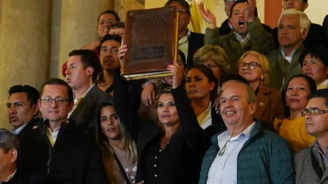 Lo primero que hizo Jeanine Áñez fue ir al viejo Palacio de Gobierno a recibir la banda presidencial y la medalla de Bolívar.
