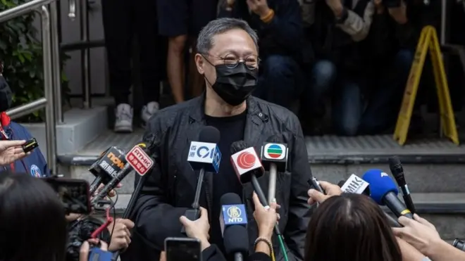 लोकतंत्र समर्थक कार्यकर्ता बेनी ताई यू-तिंग ने मीडिया से कहा है कि वो हॉन्ग कॉन्ग पुलिस स्टेशन जाने वाले हैं