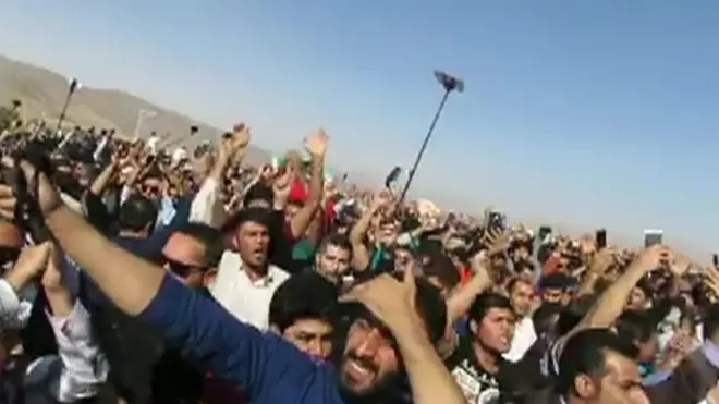 کوروش پدر ماست، ایران وطن ماست" شعار امروز تعدادی از مردم در پاسارگاد بود.