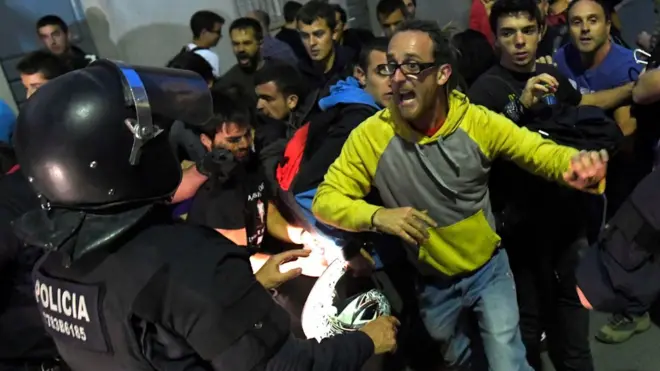 الشرطة الإسبانية اشتبكت مع مؤيدين للاستفتاء في كاتالونيا