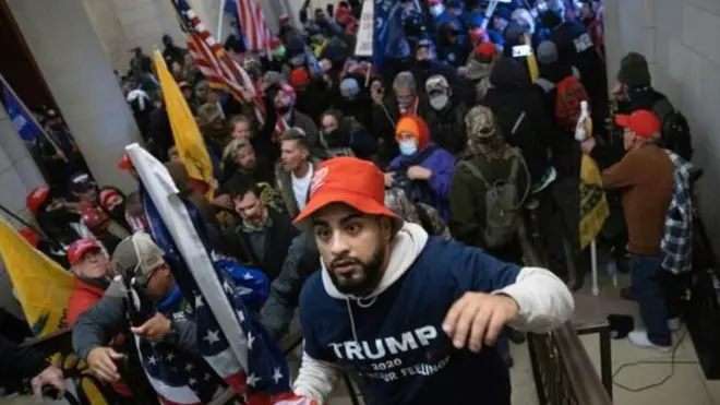 संसद के अंदर घुसे ट्रंप समर्थक