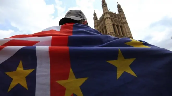 بريطاني يرتدي علم بلاده وسط لندن