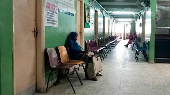 Goment dey follow di workers wey dey strike to do talk-talk