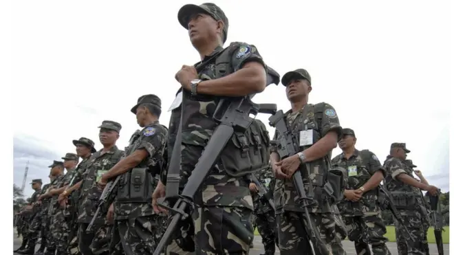 Menteri Pertahanan Delfin Lorencana mengatakan laporan intelijen awal menyebutkan sedikitnya empat militan tewas.