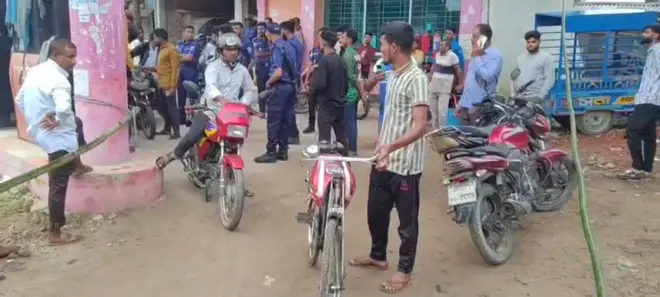 মোটরসাইকেলের ট্যাংকি সাইকেলে লাগিয়ে তেল নেওয়ার চেষ্টা