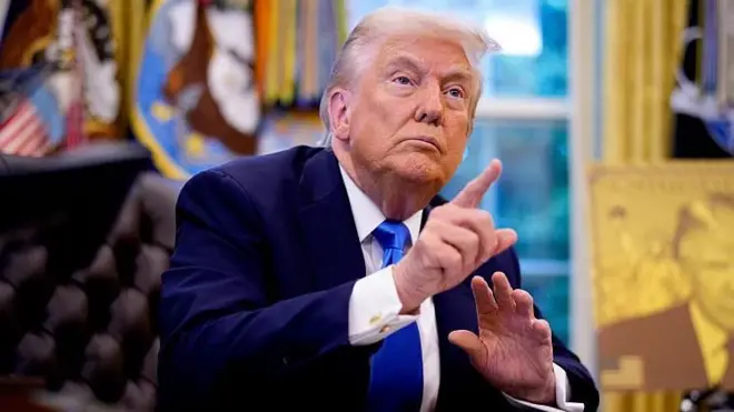 अमेरिकेचे राष्ट्राध्यक्ष डोनाल्ड ट्रम्प यांना असा विश्वास आहे की, H1B व्हिसा शुल्क वाढवल्याने त्यांच्या देशातील लोकांना अधिक नोकऱ्या मिळतील.