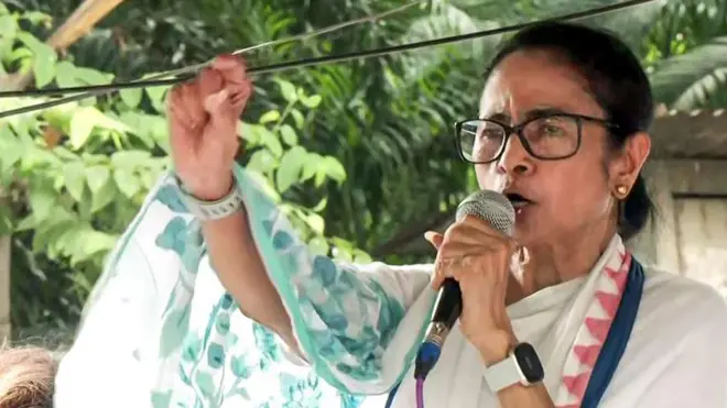 कोलकाता के धर्मतला में धरने के दौरान ममता बनर्जी ने पूछा था -"बांग्लादेश में .. तुमने किसको मरवाया?"