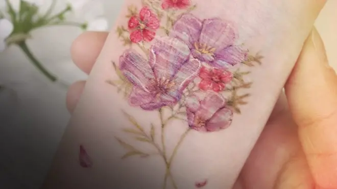 타투이스트 연은 자해 흉터 위에 꽃을 새겨 응원의 메시지를 담은 ‘꽃처방’을 한다.