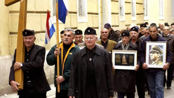 Người Croatia mặc quân phục Ustasha tuần hành với Thánh giá và chân dung cố thủ lĩnh phát-xít Ante Pavelic