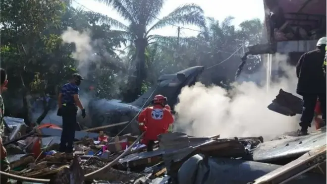 Sebuah pesawat TNI AU dilaporkan jatuh di kawasan permukiman penduduk di Kabupaten Kampar, Riau.