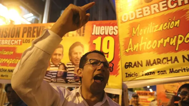 Manifestantes en Lima marcharon contra Odebrecht en enero y exigieron que se de a conocer el nombre de todos los implicados.