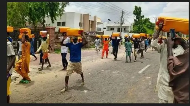 Aworan awọn eeyan ti wọn lọọ ji ọja ọlọjaa ti BBC ya ni Kano