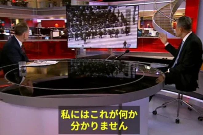BBCのスタジオで映像を確認する司会者とゲスト