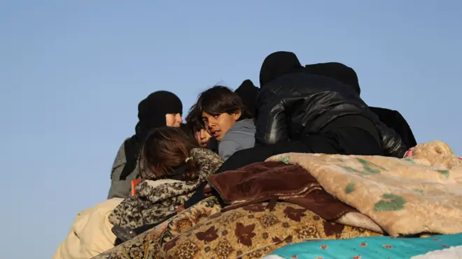 سوريون يفرون على متن حافلات من المعارك