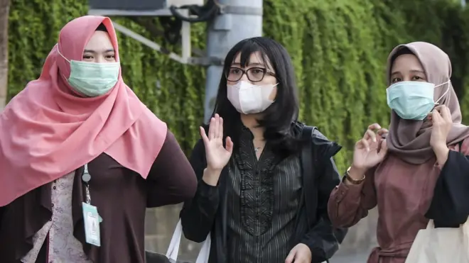 Warga di sekitar Bundaran HI, Jakarta, mengenakan masker. Pada Senin (02/03) pemerintah mengatakan dua warga positif terinfeksi virus corona.