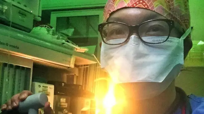 Sepulang kerja, Michelle Au pindah ke ruang bawah tanah di rumahnya untuk mengurangi risiko keluarga terpapar virus.