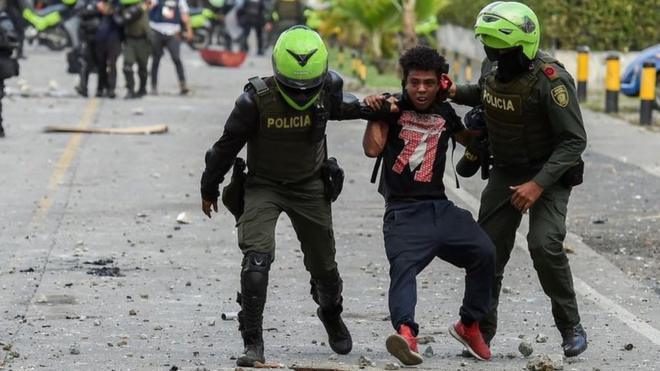 Policía de Colombia arresta a un manifestante en Cali, 4 de junio 2021