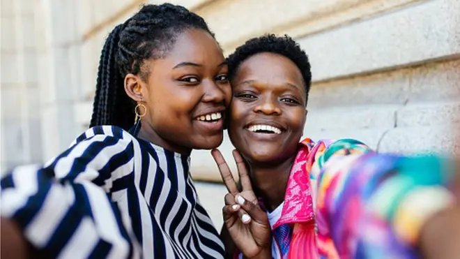 Deux jeunes femmes africaines