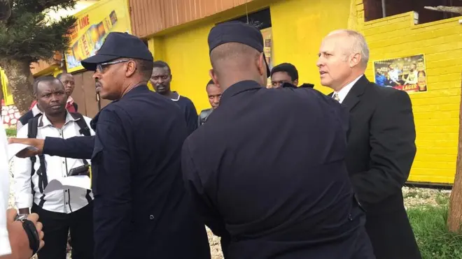 ግረክ ስኮፍ ንጋዜጤኛታት ጋዜጣዊ መግለጺ እናሃበ'ዩ ኣብ ትሕቲ ቀይዲ ኣትዩ