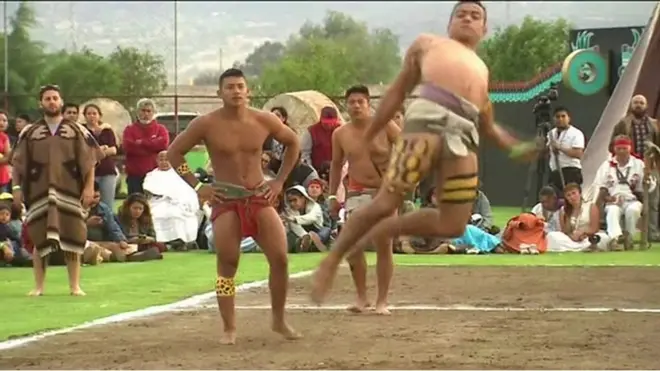 คนกำลังแข่งบอลโบราณ