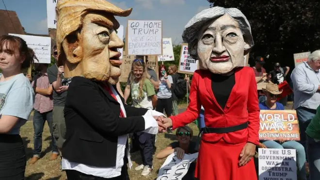 متظاهرون متنكرون بشخصية ترامب وماي