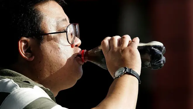 diyet kola içen bir adam