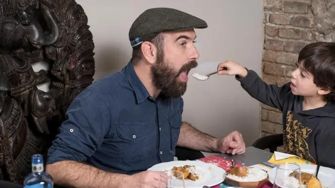 Barselonada yaşayan restoran tənqidçisi Jordi Luque dörd yaşlı oğlu Rai-də yaxşı yemək zövqü formalaşdırmaq tez-tez onu özü ilə işə aparır