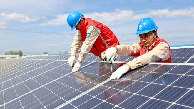 نصب صفحههای خورشیدی که نور خورشید را به برق تبدیل میکند