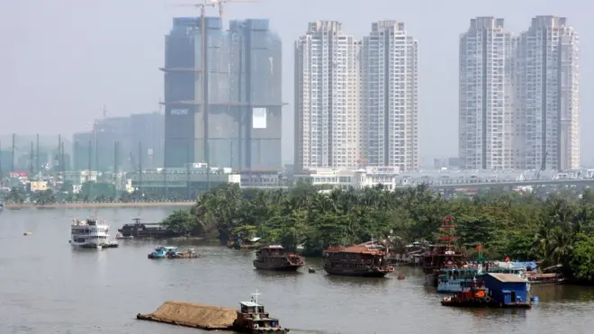 Ngày càng có thêm nhiều khu chung cư mới mọc lên bên bờ sông Sài Gòn