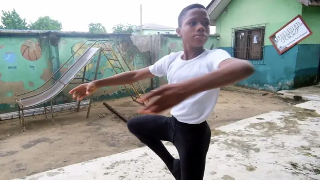 Nwata na-agba egwu 'ballet'