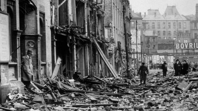 Cidade de Birmingham após bombardeio, em 1940