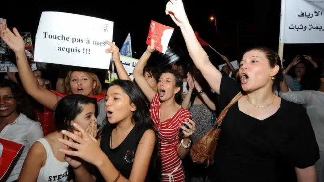 نساء تونسيات يتظاهرن خلال العيد الوطني للمرأة بلافتات كتب عليها "لا تمس حقوقي"