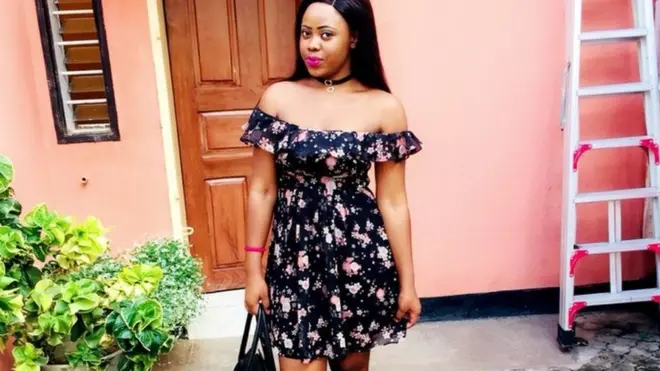 ترى ديكينا أن التركيز في الكتب هو الهدف من الوجود في المكتبة، وعلى الطلاب عدم النظر إلى أرجل الطالبات