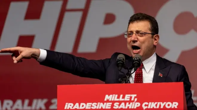 حُكم على عمدة مدينة اسطنبول أكرم إمام أوغلو بالسجن لما يزيد على عامين ومنعه من ممارسة السياسة