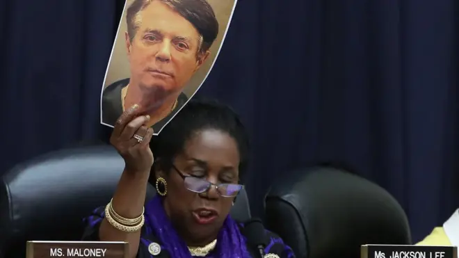 судья держит фото Манафорта