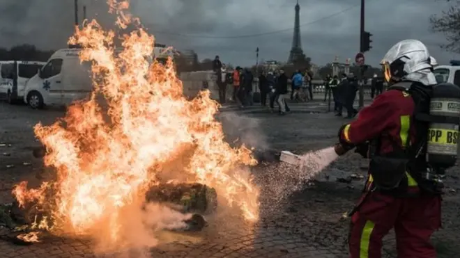 تعليق الحكومة قرار زيادة الضرائب لم توقف المظاهرات